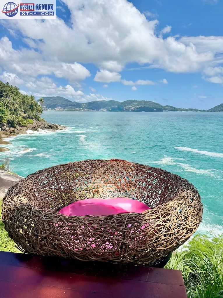 Cafe Phuket Viewpoint的椰子冰咖啡与海景