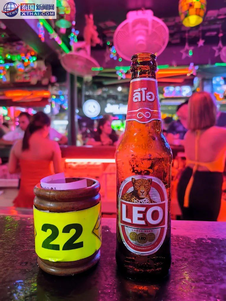 Kangaroo Bar的开放式酒吧与游客合影墙