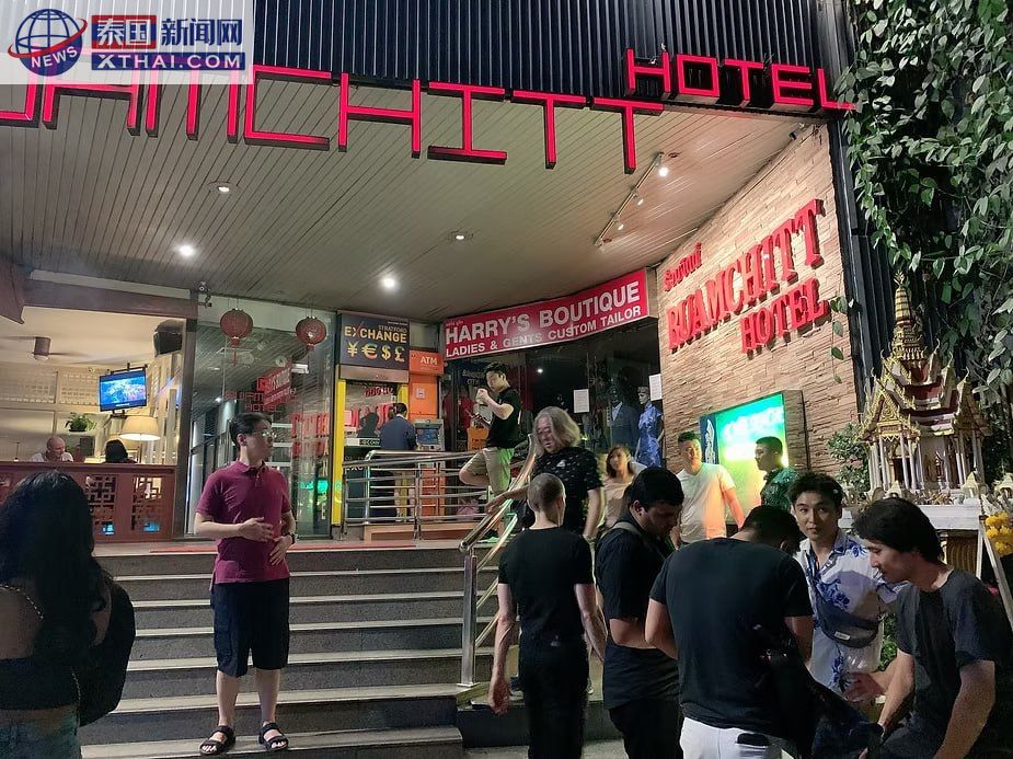 蛇美咖啡热闹的店内氛围