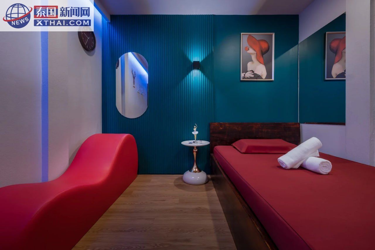 Momo Massage Thonglor 粉白招牌夜景