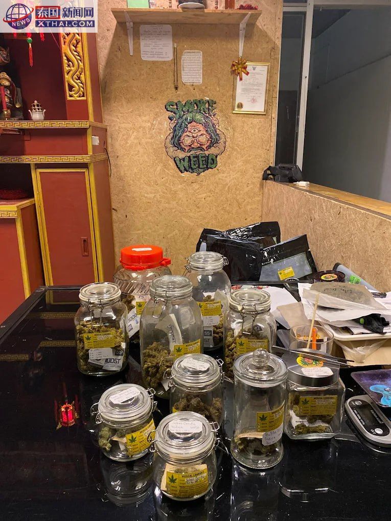 420 Yellowe Cafe户外露台，俯瞰Surakul Stadium