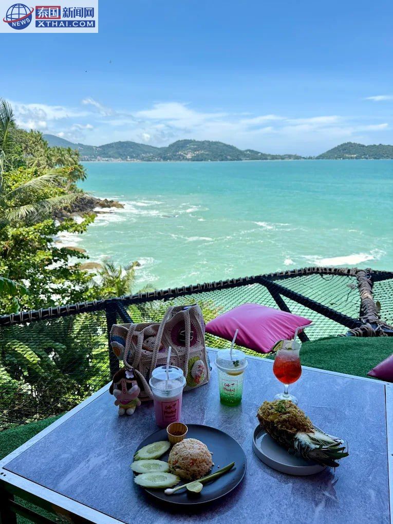 Cafe Phuket Viewpoint的入口与山路景观