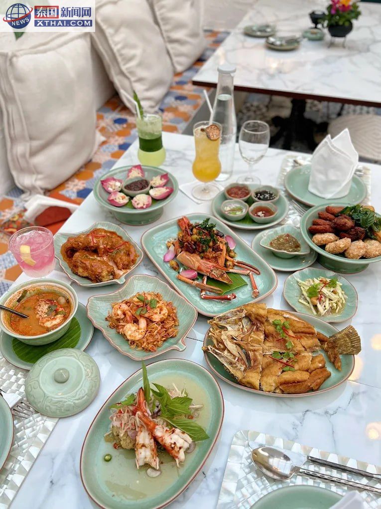 Baan Khanitha的露天花园用餐区,绿意盎然