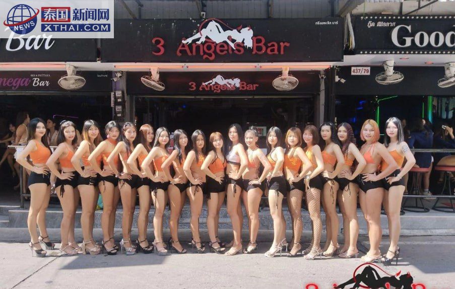 3 Angels Bar 店内，红色沙发与霓虹灯光营造氛围