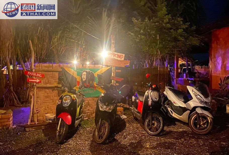 Rasta Chill Bar的泰式炒面和水果冰沙