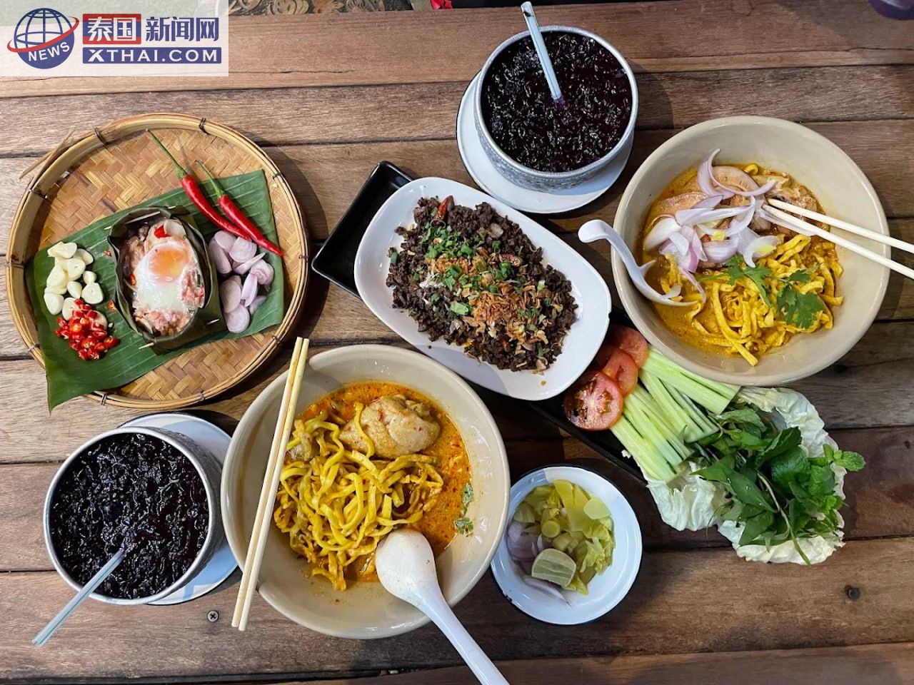 Kao Soy Nimman 露天座位区，木桌高脚椅与绿植