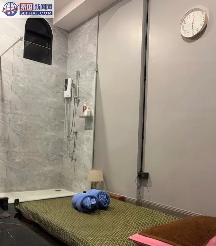 Lola Love Massage 内部房间，粉色灯光营造暧昧氛围