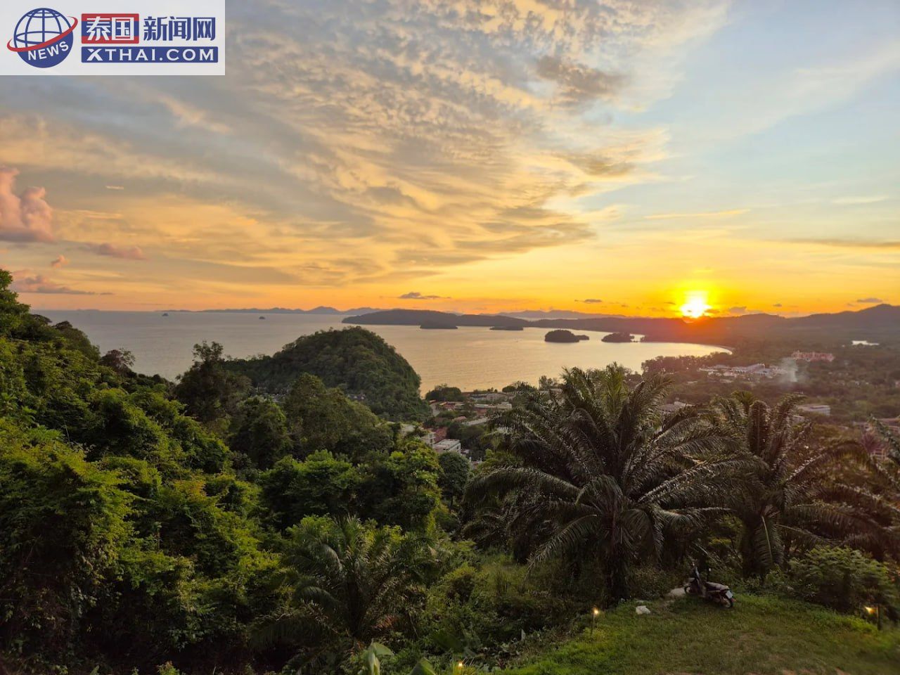 The Hilltop Ao Nang 的露天座位与草坪休闲区