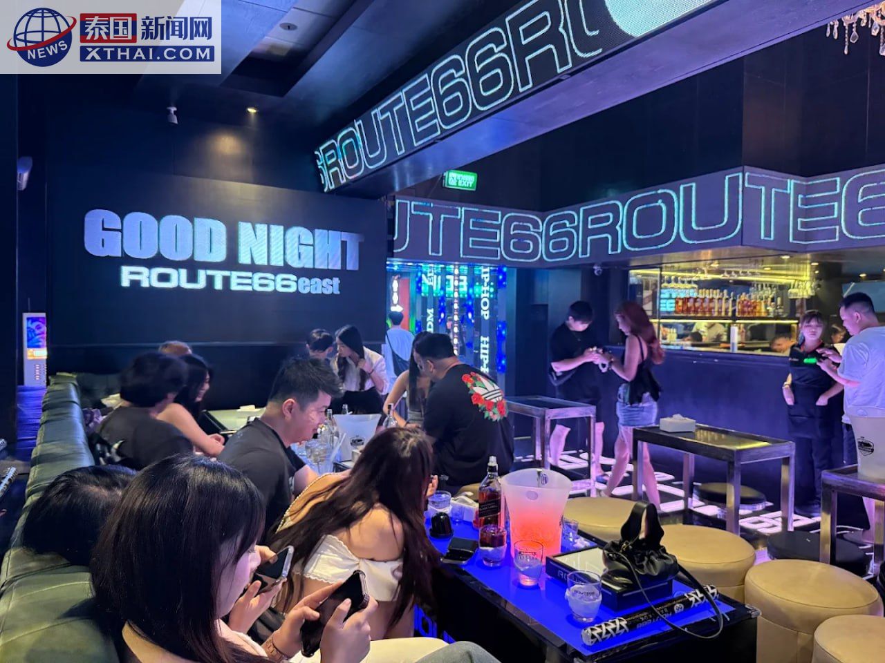 Route 66 夜店露台，展示开放社交氛围