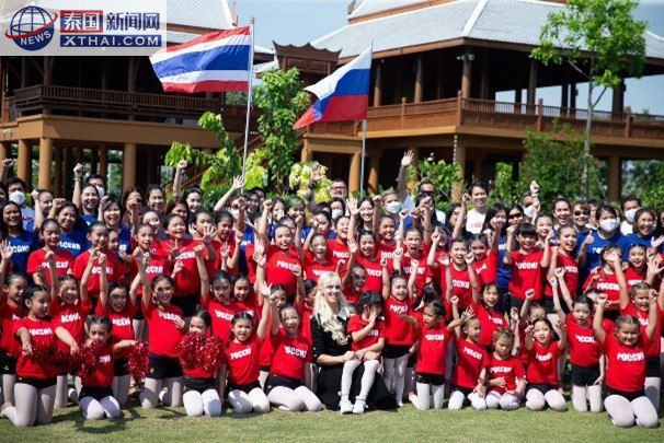 2025慈善足球赛现场氛围，球迷热情助阵