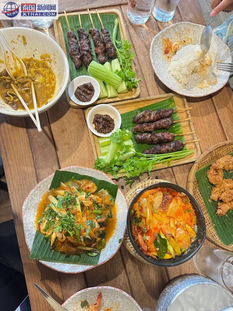 泰北咖喱面 Khao Soi，金黄汤底与酥脆炸面