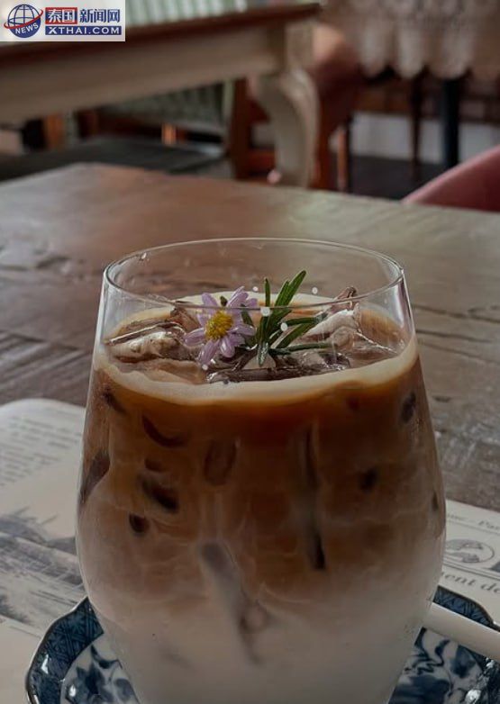 Coconuts Café室内装饰，复古茶具与花卉摆盘
