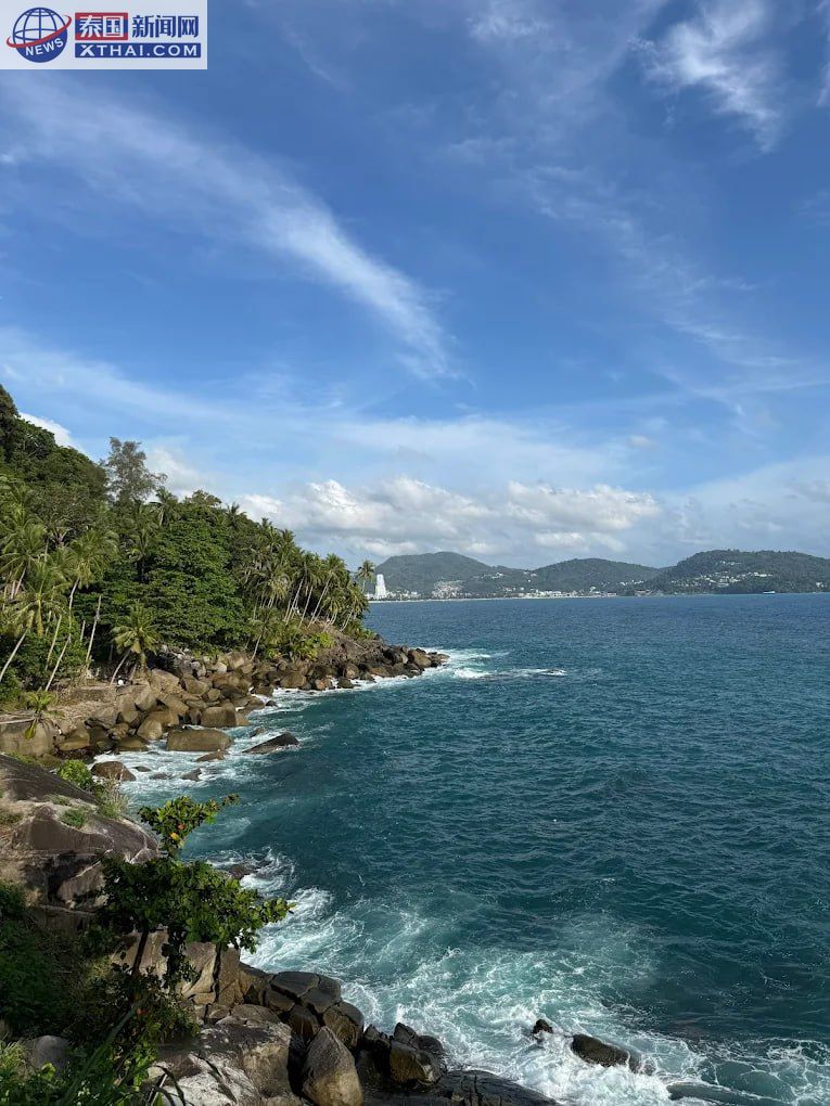 Cafe Phuket Viewpoint的粉色装饰座位区