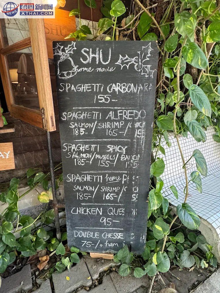 清迈 Shu Homemade 餐厅内部，木桌竹椅绿植点缀