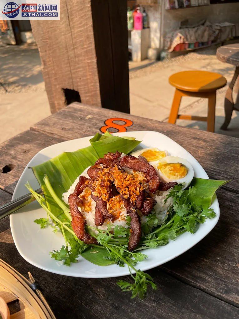 Yook Samai 的市集氛围,美食与艺术结合