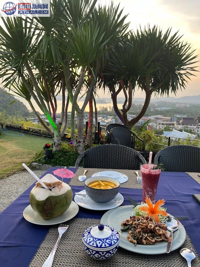 The Hilltop Ao Nang 的夜晚氛围与日落景观