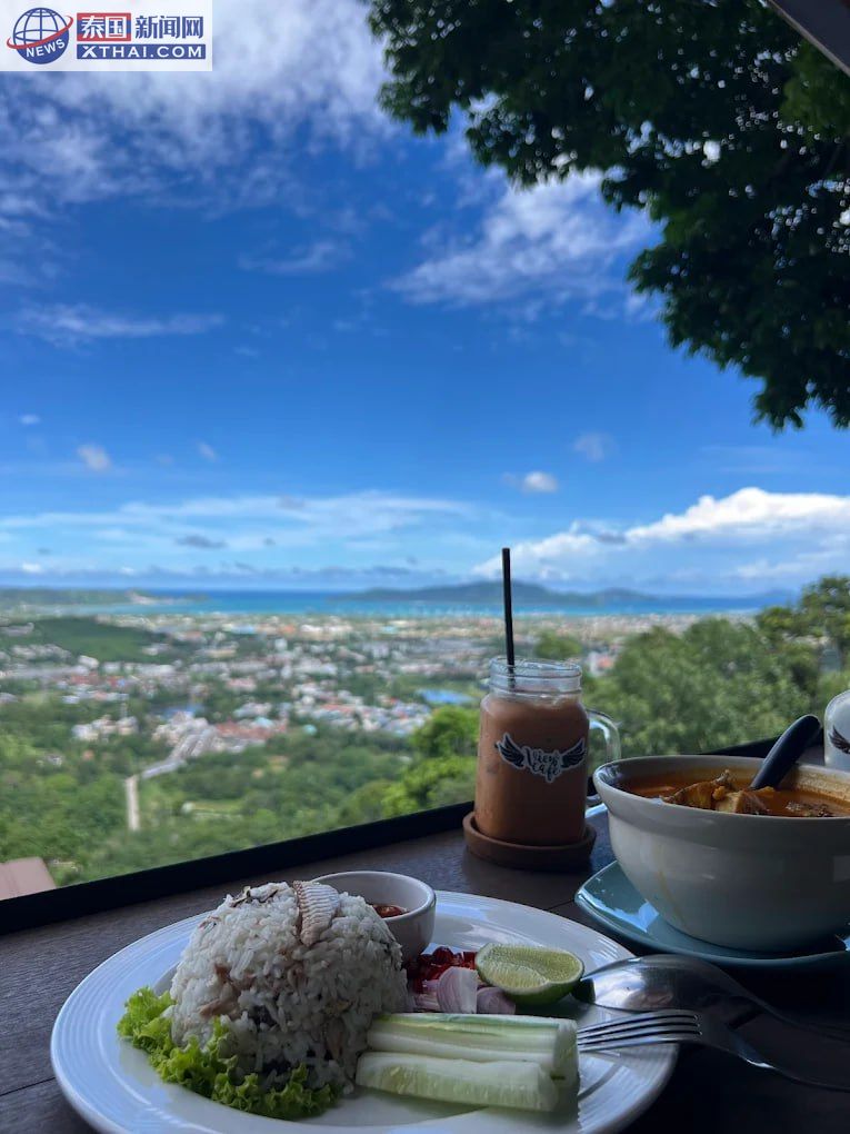 View Cafe at Phuket的温馨室内座位区