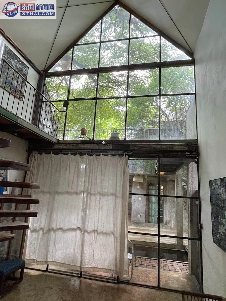 Hern's Studio 陶艺工作坊内部，木质工作台与陶土作品