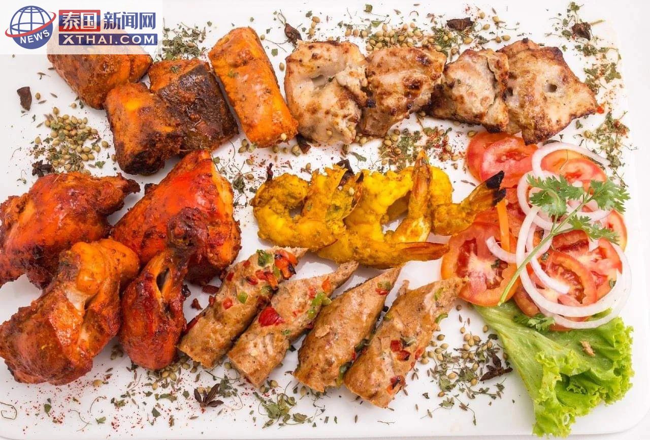 K.Himalaya Indian Restaurant的店主与顾客互动