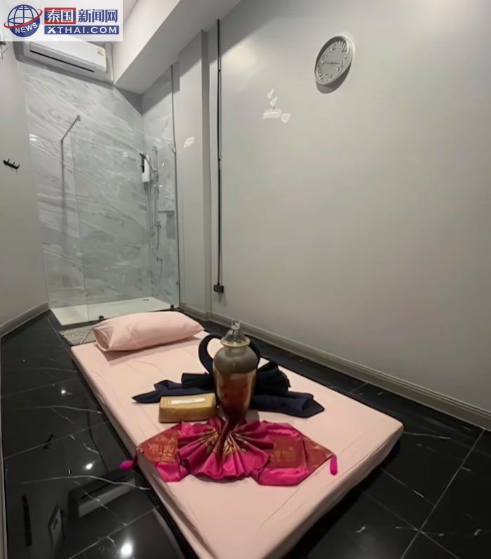 Lola Love Massage 按摩房间，配备地板按摩床