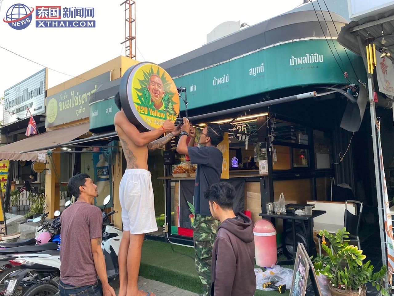 420 Yellowe Cafe外观，黄色调现代工业风