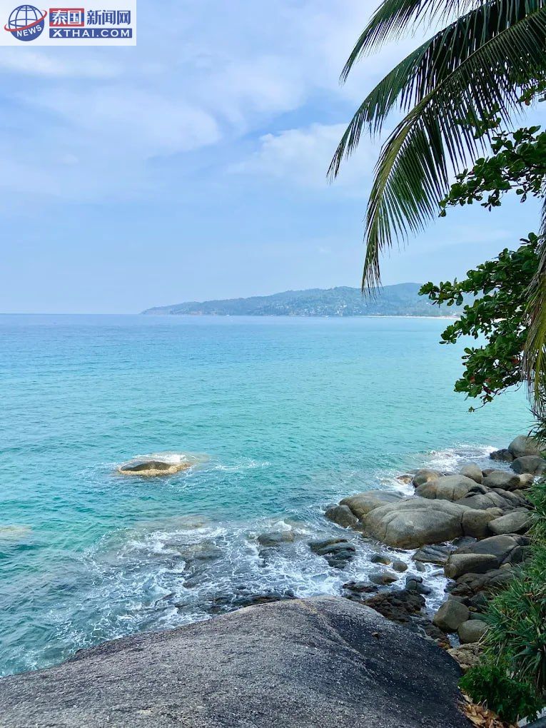 Laem Sai Cup Café 竹制露台与泰式靠垫