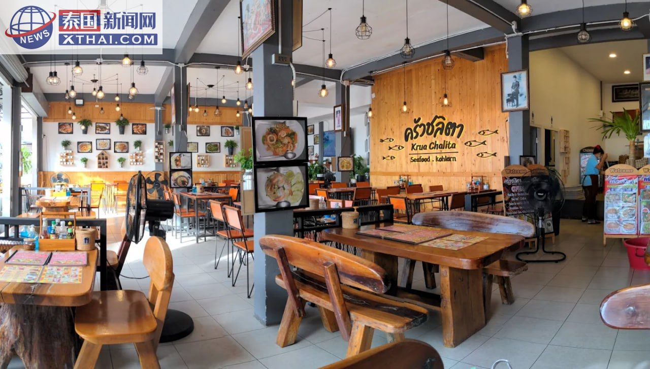 Chalita Seafood餐厅外观，露天座位与海滨氛围