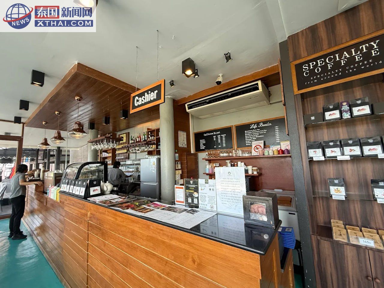 Coffee Talk Karon Beach 室内空调区，现代 cozy 装潢