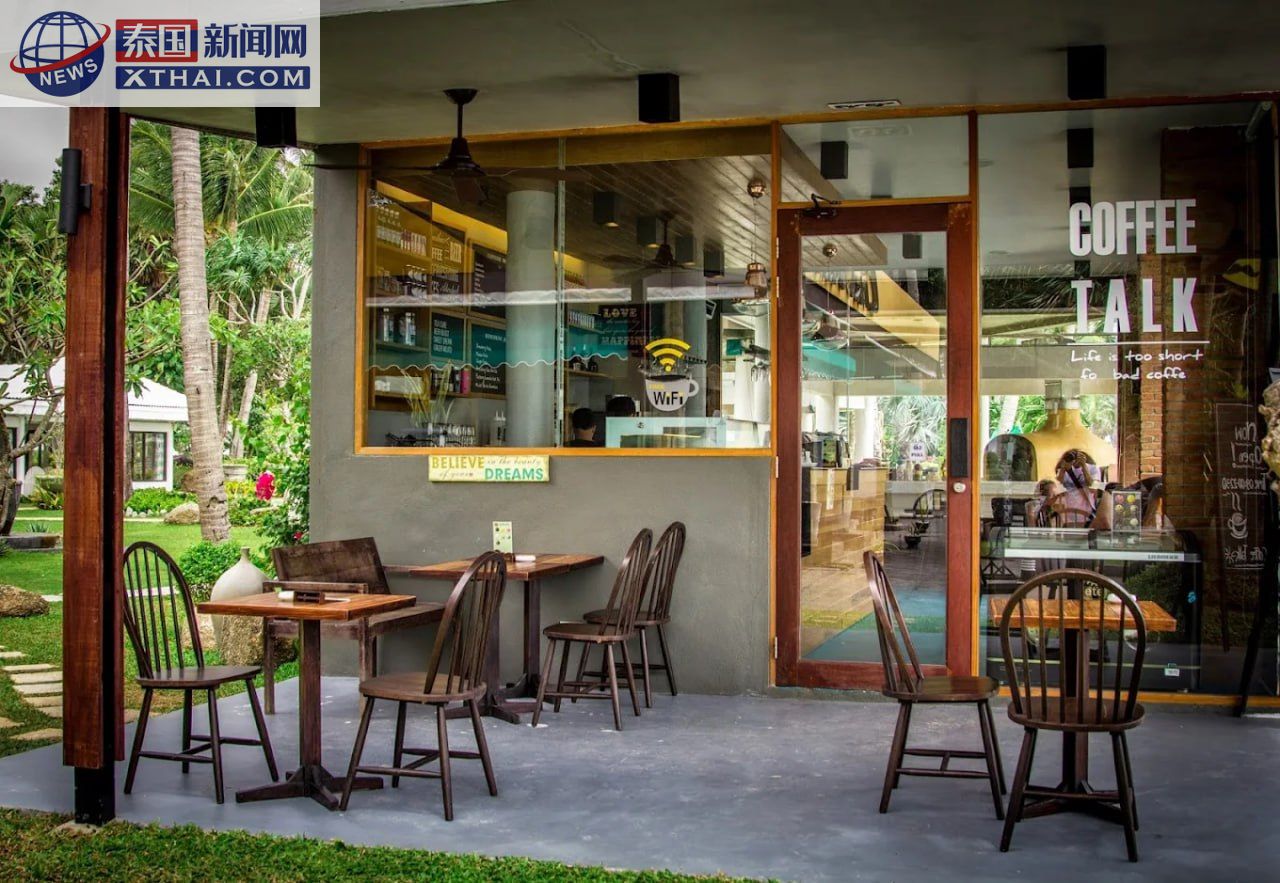Coffee Talk Karon Beach 动物角，喂羊驼体验