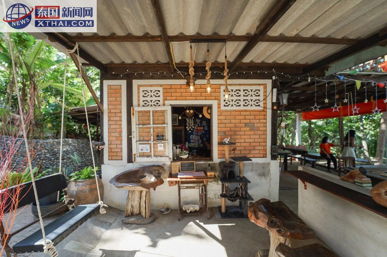 Laem Sai Cup Café 悬崖露台，俯瞰安达曼海