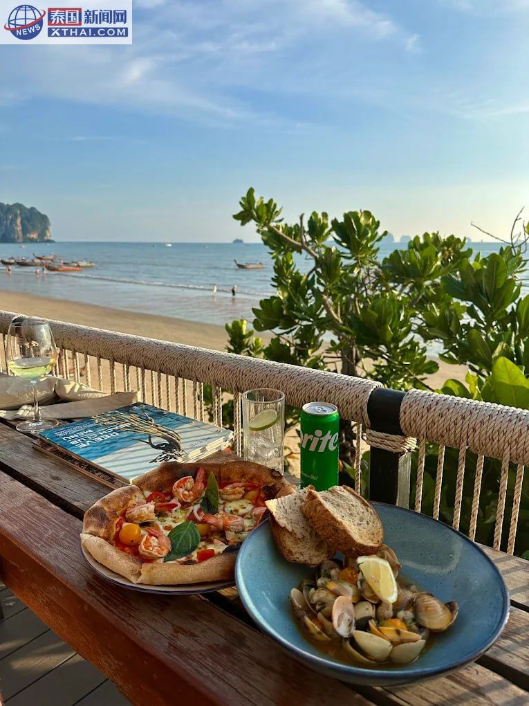 REEVE Beach Club Krabi 的海滨户外座位