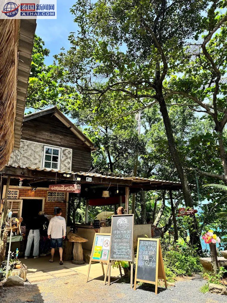 Laem Sai Cup Café的泰式靠垫座位区
