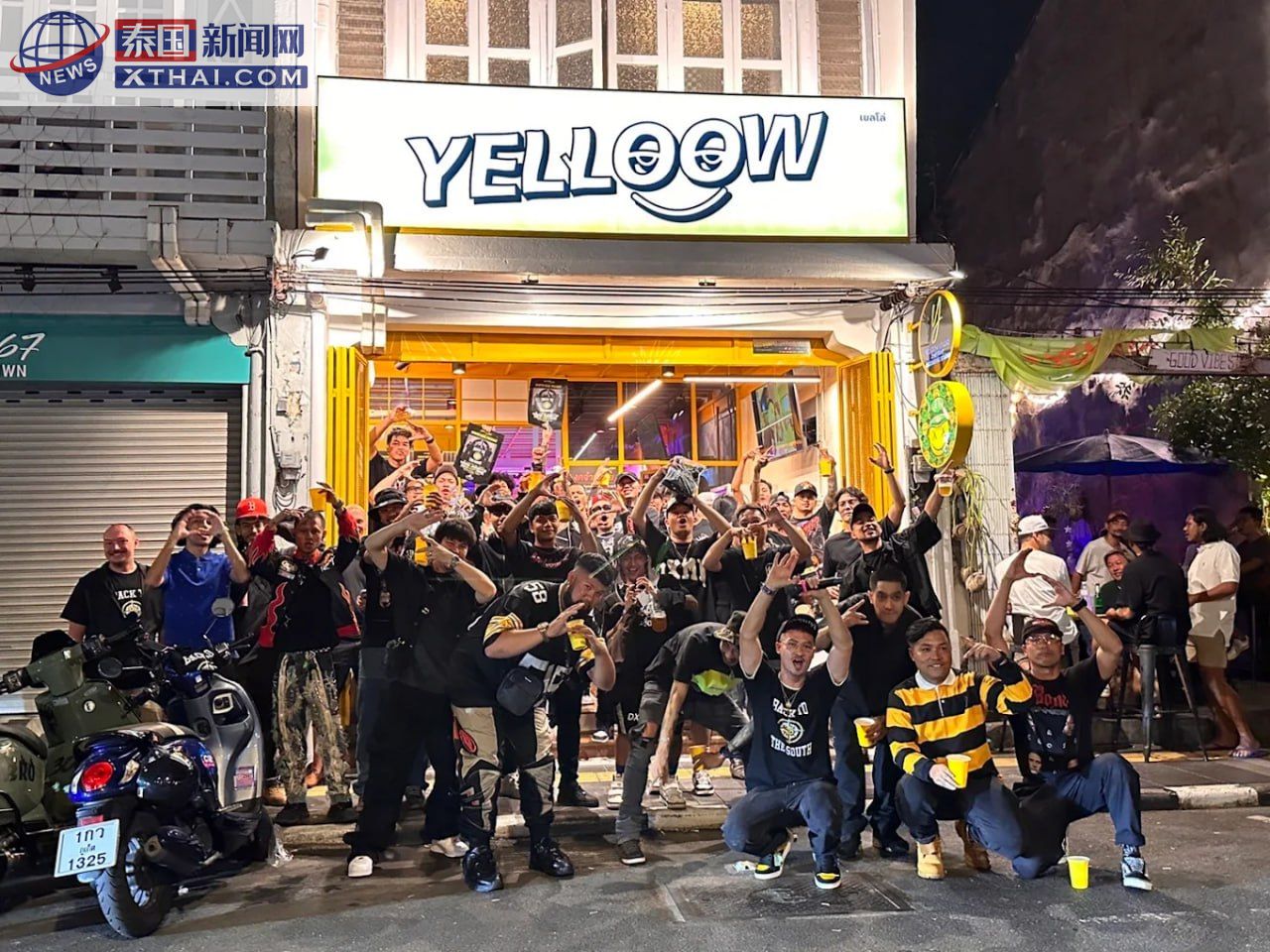 Yelloow Phuket 店内甜点展示，椰子布丁与泰式可颂