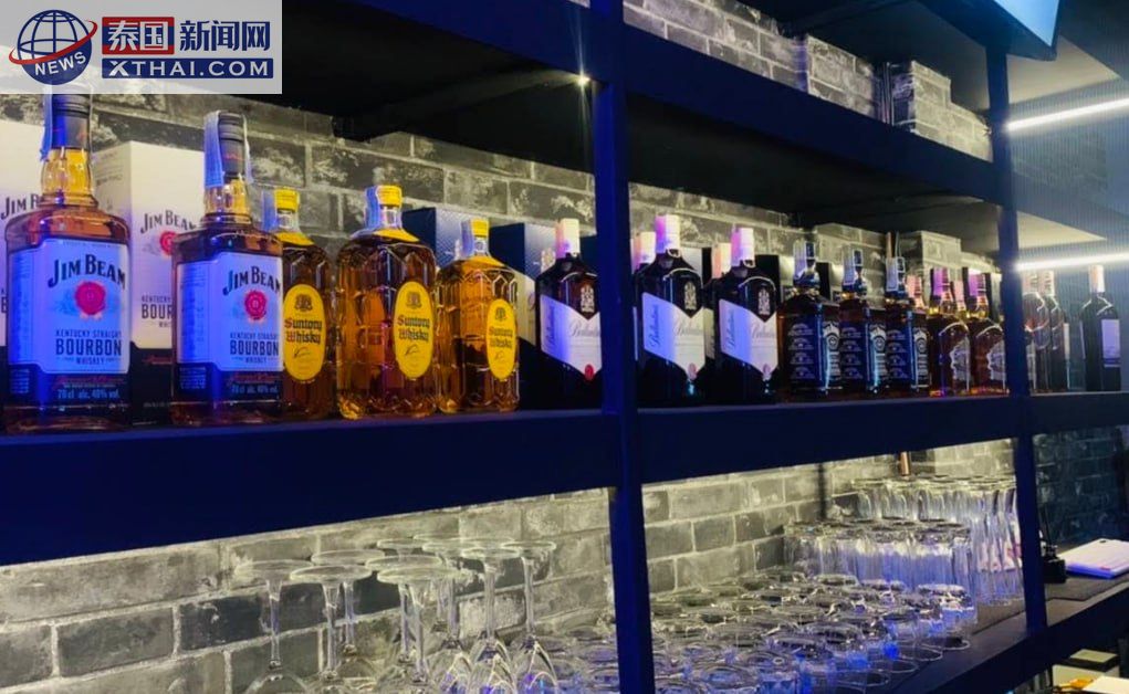 BLUE BLUE Japanese Snacks Bar 内部氛围