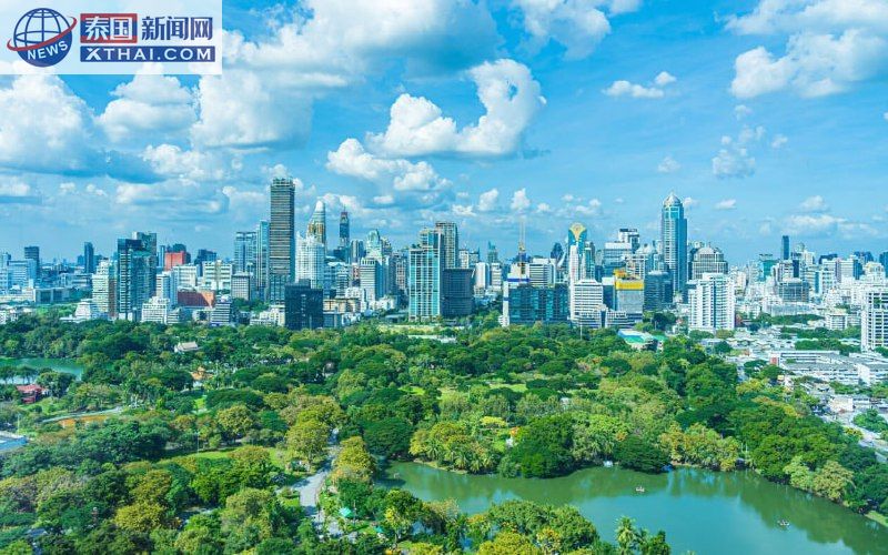 曼谷无线路街景，展示现代都市与绿树的融合