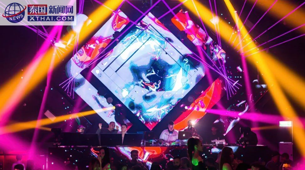MYST Club 外观，步行街霓虹夜色点缀