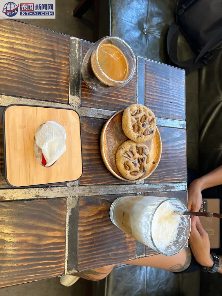 The Barn 的店内氛围,暖黄灯光