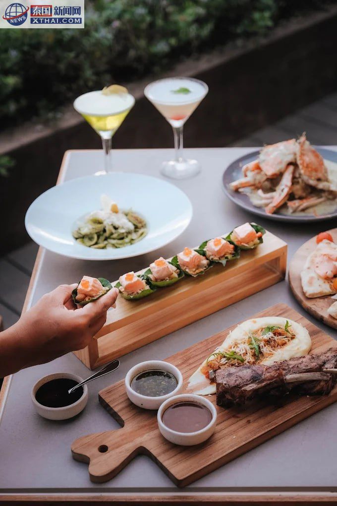REEVE Beach Club Krabi 的精致泰式与国际美食