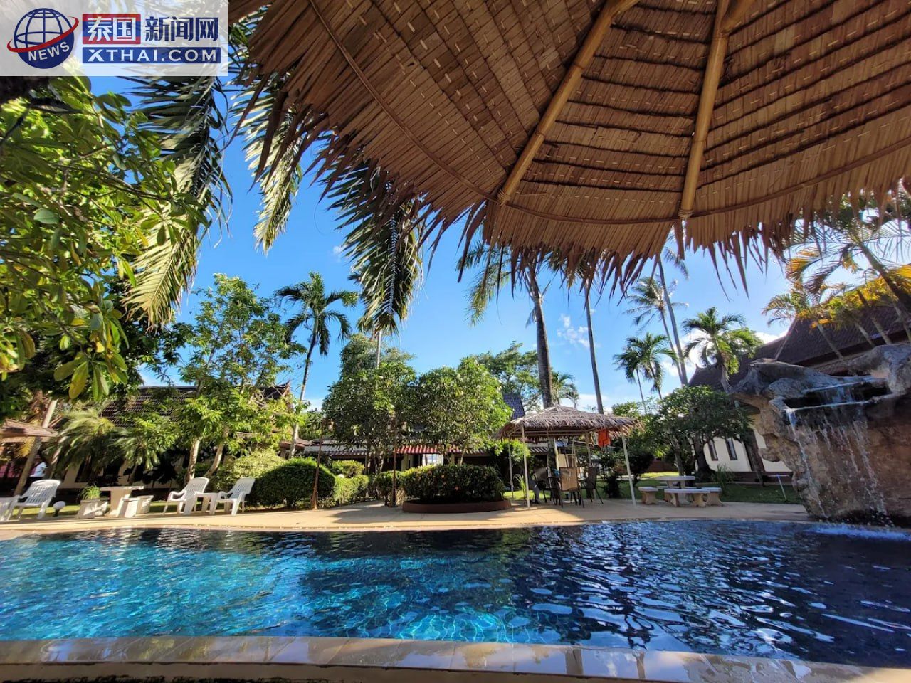 Phuket Spa的入口与热带花园