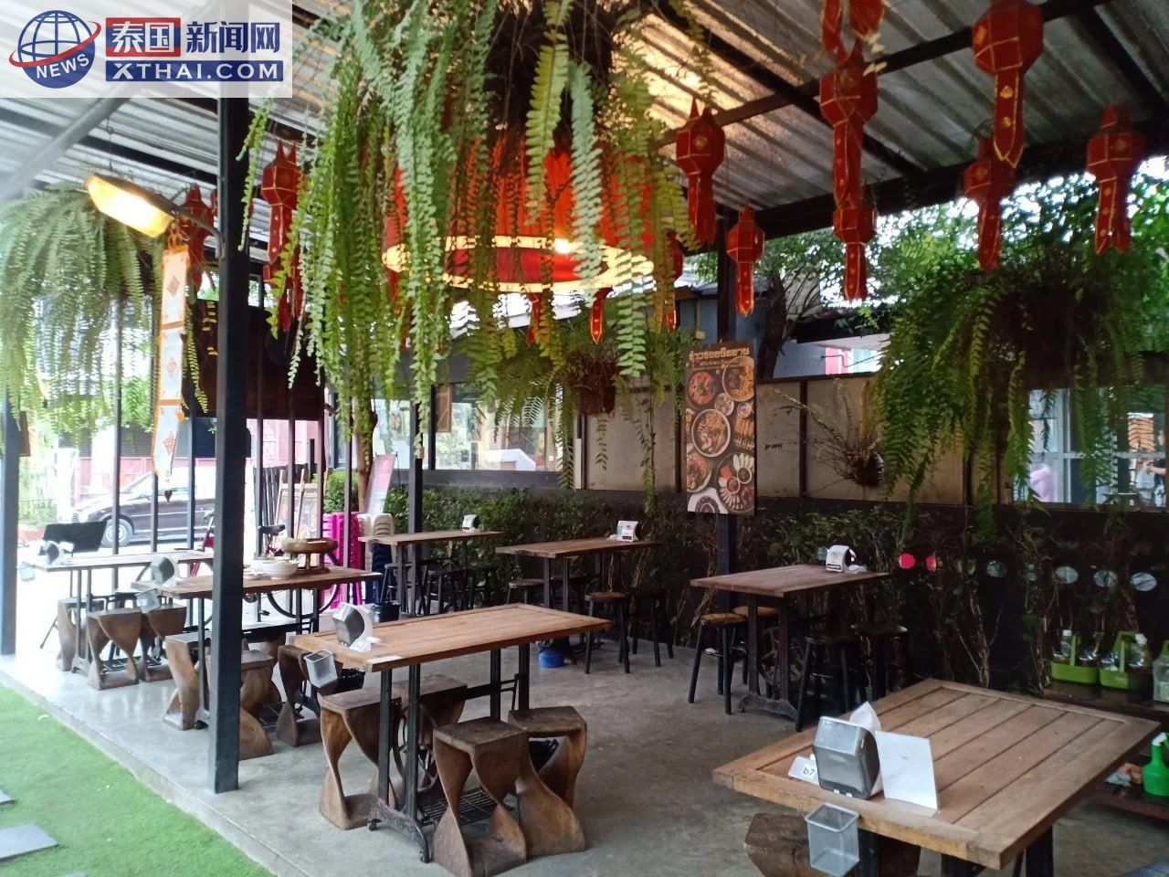 Kao Soy Nimman 餐厅外观，绿植环绕的露天座位