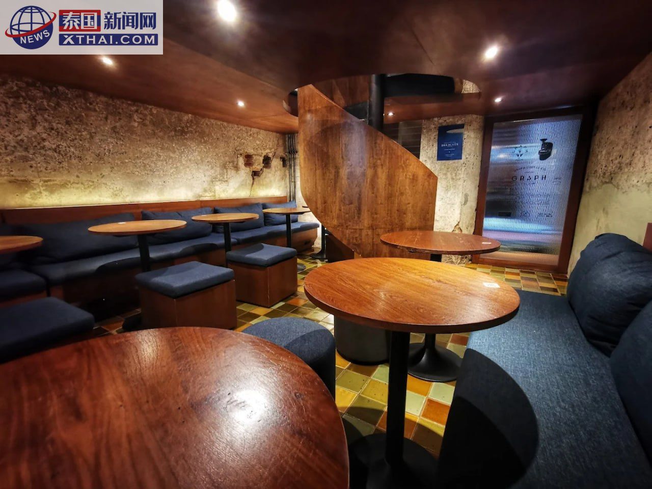 GRAPH Phuket 一楼吧台区，复古与现代融合