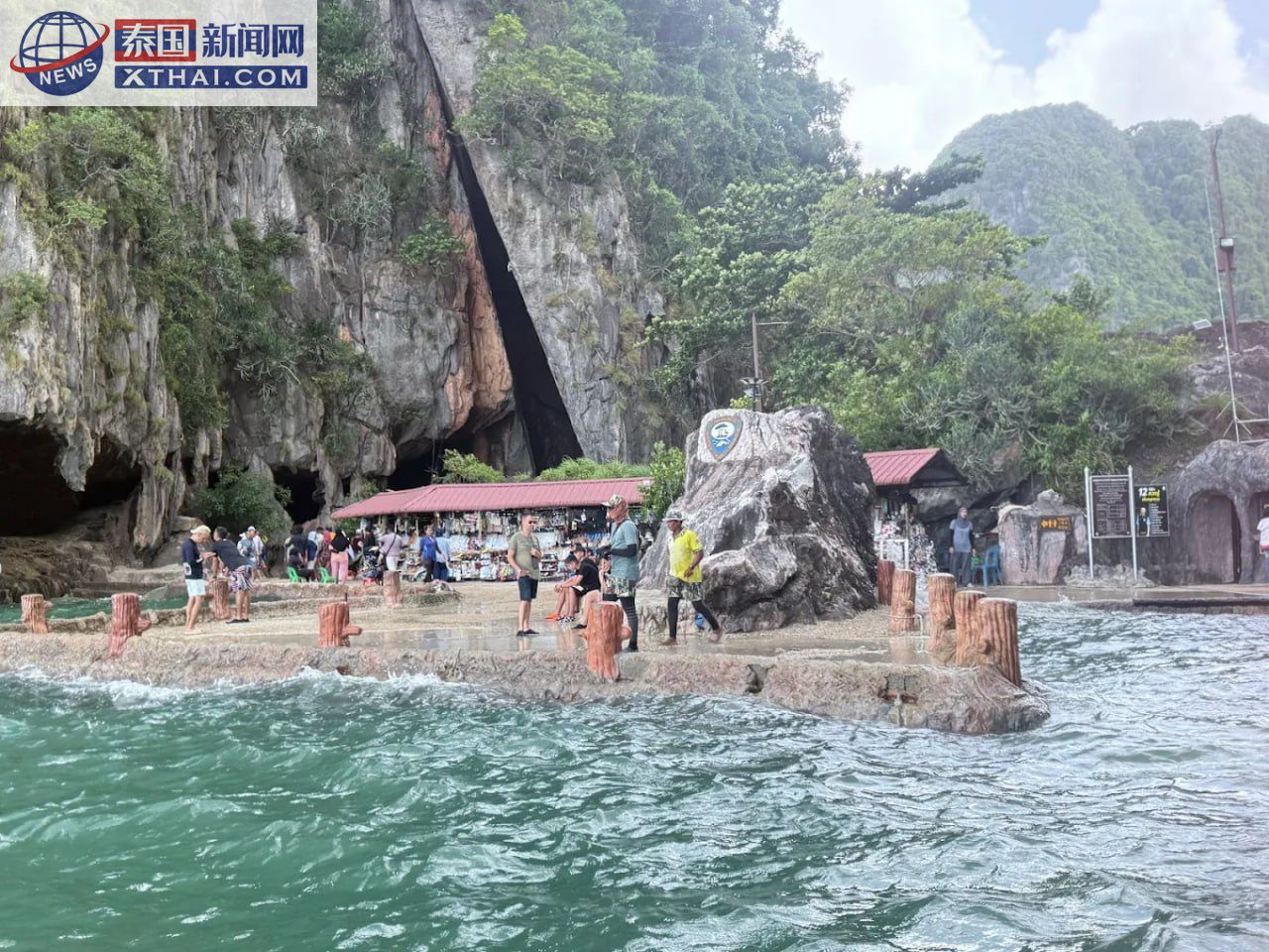 攀牙湾的翡翠色海水与喀斯特山峰