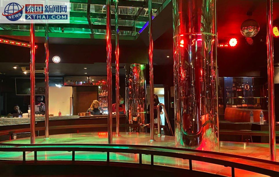 曼谷 Crazy House Agogo Bar 霓虹招牌