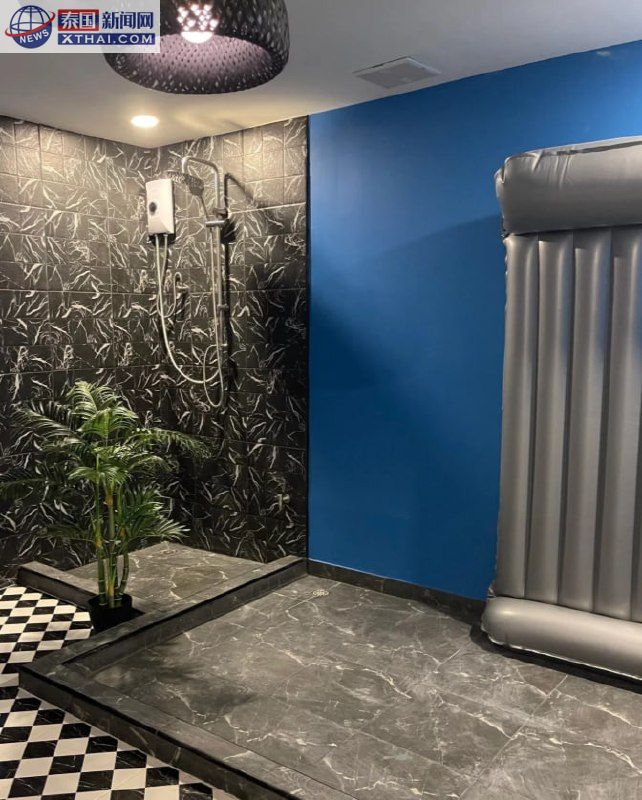 Nuru House Pattaya内部，柔和灯光下的按摩房间