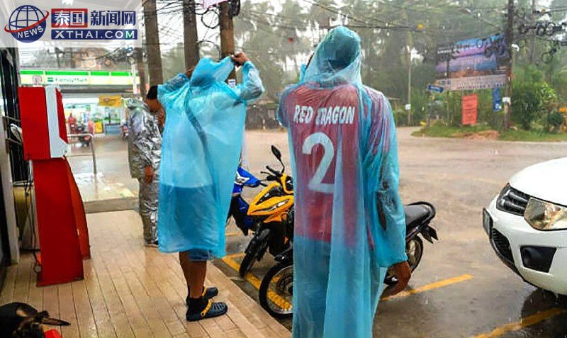 普吉岛雨季的海浪与红旗警告