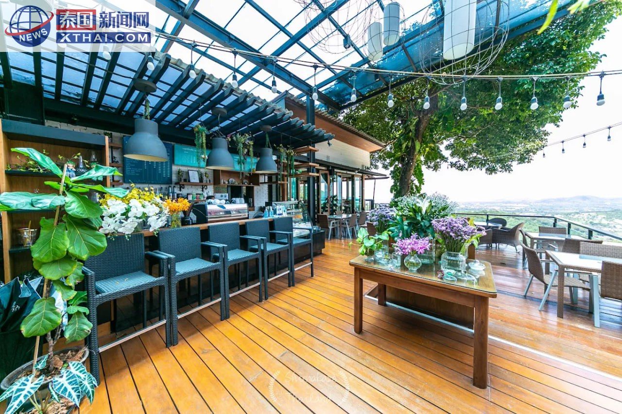 View Cafe at Phuket的泰式冰奶茶与海景