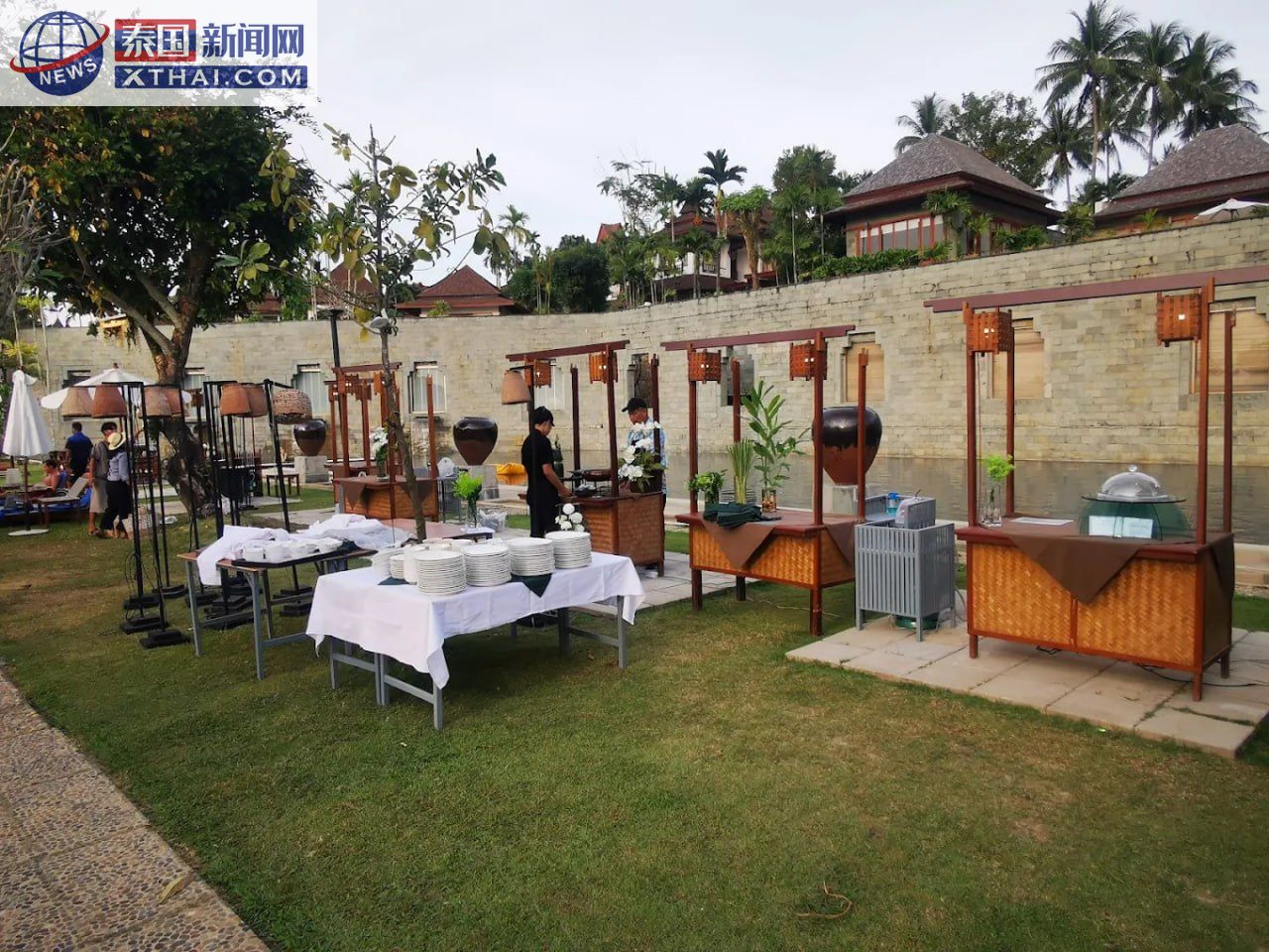 The Naga Terrace Restaurant的舒适用餐环境