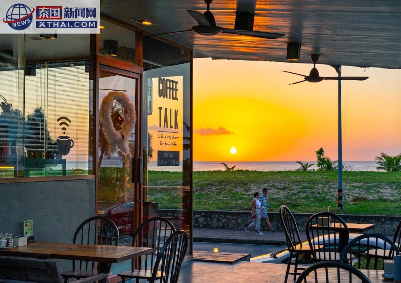 Coffee Talk Karon Beach 露天座位区，俯瞰安达曼海