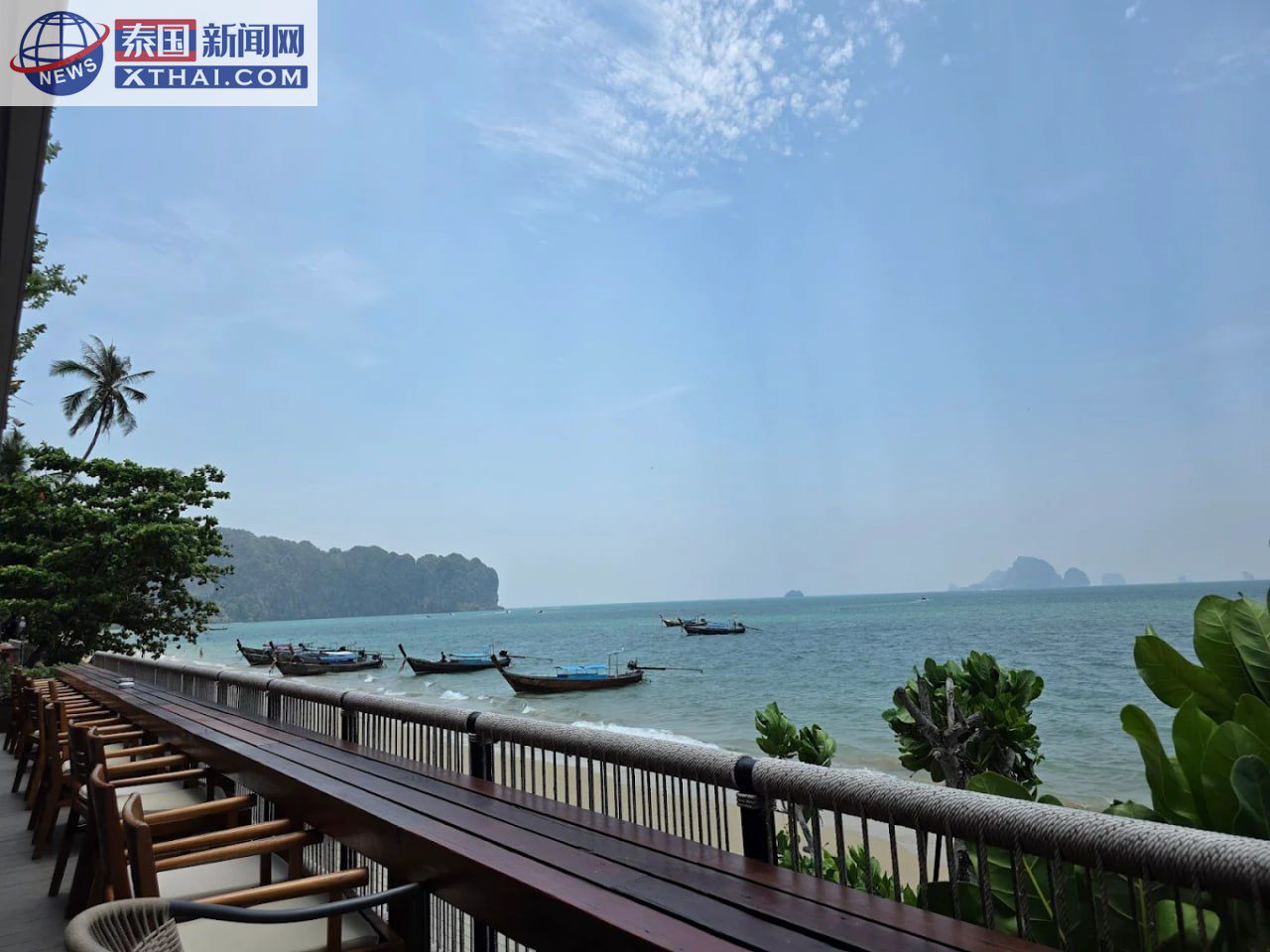 REEVE Beach Club Krabi 的日落海景与餐饮氛围