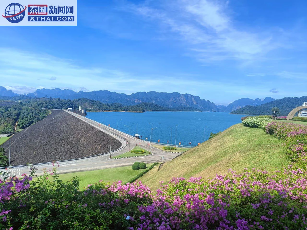 查乌兰湖的翡翠湖水与喀斯特山峰